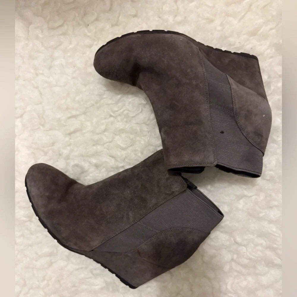 Clarks Rosepoint Bell Side Zip Wedge Ankle Bootie Brown Suede